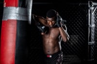 Gorilla Wear Manton MMA Handschoenen (Met Duim) - Zwart/Wit