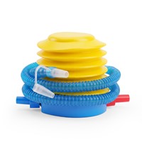 Detailopname van de meegeleverde tweetraps voetpomp voor het snel oppompen van de VirtuFit Anti Burst Fitness Ball Pro.