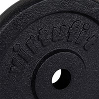 Detailopname van de structuur en het logo op de zwarte VirtuFit gietijzeren halterschijf van een halve kilo.