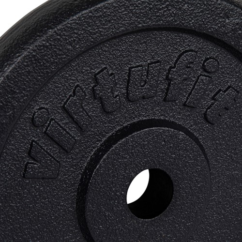 Detailopname van de robuuste structuur en het duidelijke logo op de zwarte VirtuFit gietijzeren halterschijf van 1,25 kilo.