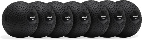 Totaalaanzicht van de complete VirtuFit Slam Ball set bestaande uit verschillende gewichten van 3 kg tot 15 kg.