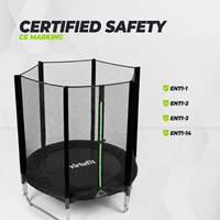 Zijaanzicht van de veilige zwarte VirtuFit kindertrampoline inclusief veiligheidsnet met groene rits en CE-markering volgens de EN71 veiligheidsnormen.