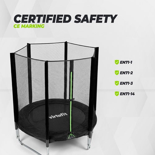 Zijaanzicht van de veilige zwarte VirtuFit kindertrampoline inclusief veiligheidsnet met groene rits en CE-markering volgens de EN71 veiligheidsnormen.