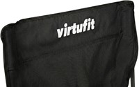 Detailopname van de rugleuning van de zwarte VirtuFit inklapbare stoel met het witte merklogo.