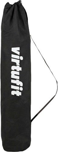 De VirtuFit opvouwbare stoel zwart compact opgeborgen in de bijbehorende draagtas met schouderband.