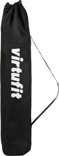 Vooraanzicht van de zwarte VirtuFit draagtas voor het eenvoudig meenemen van de inklapbare strandstoel.