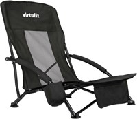 Schuinaanzicht van de zwarte VirtuFit Foldable Beach Chair met bekerhouder en ventilerende rugleuning.