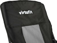 Detailopname van de hoofdsteun met het witte VirtuFit logo op de zwarte inklapbare strandstoel.