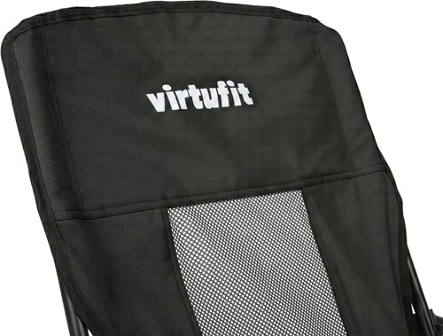 Detailopname van de hoofdsteun met het witte VirtuFit logo op de zwarte inklapbare strandstoel.