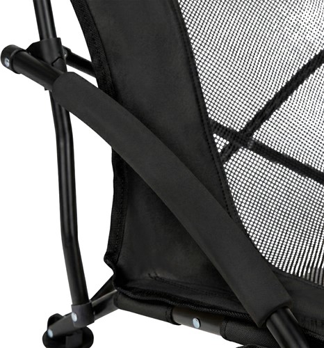 Detail van de comfortabele gevoerde armleuning van de zwarte VirtuFit inklapbare stoel.
