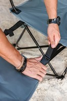 VirtuFit Opvouwbare Camping Stoel met Voetsteun - Strandstoel - Grijs - sfeerafbeelding 2